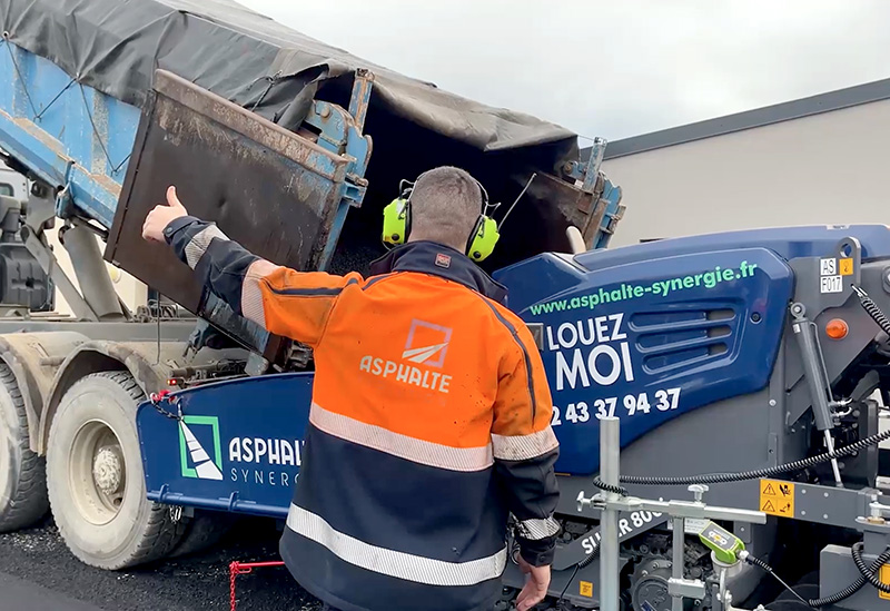 On recrute un chauffeur mini-finisseur enrobés !
